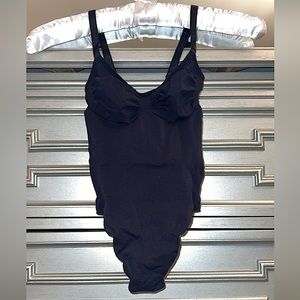 NWOT SKIMS SCULPT THONG BODYSUIT